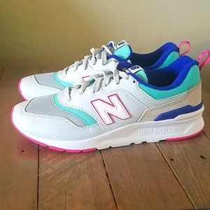 Woman's New Balance 997H Shoes
